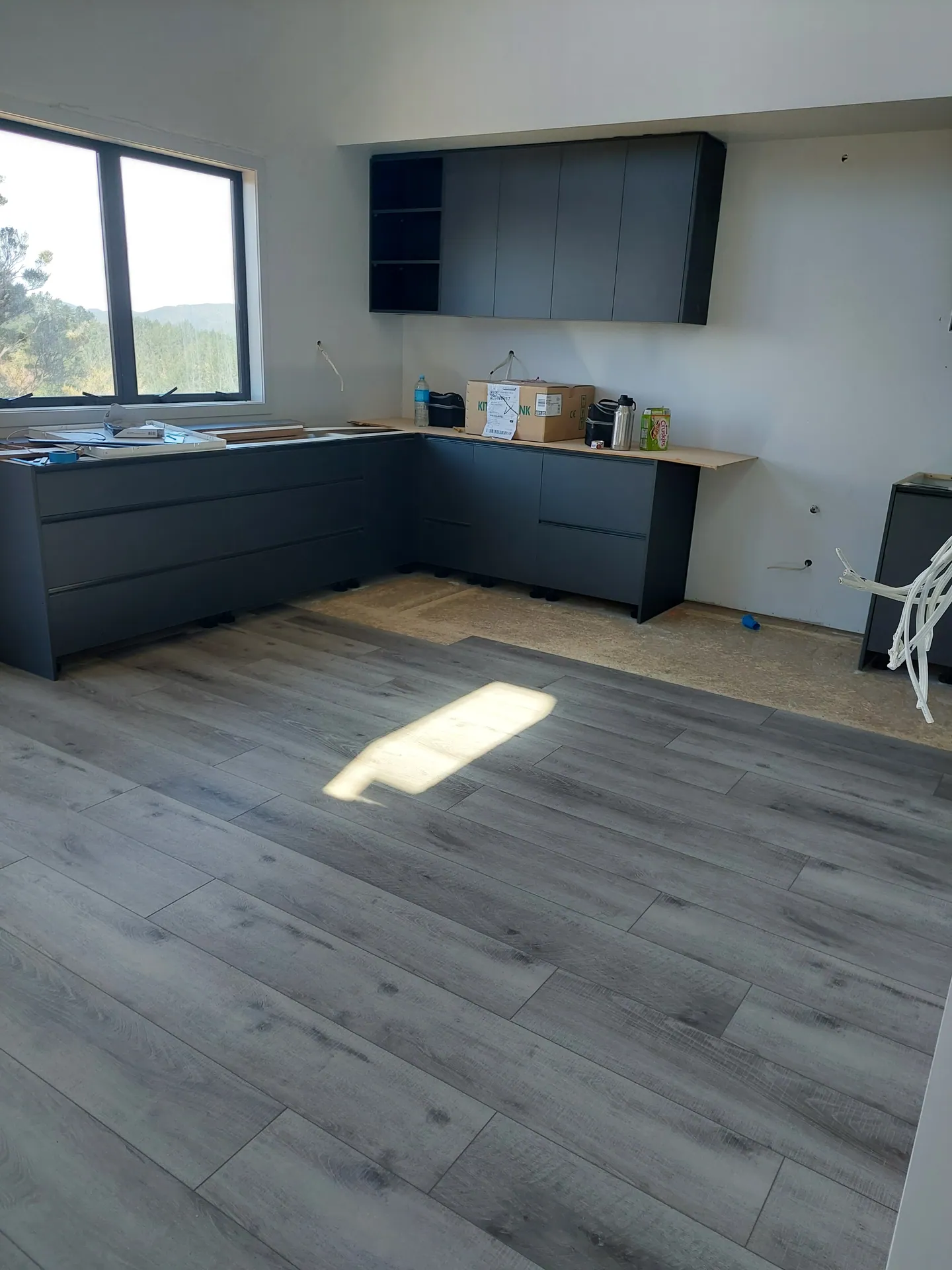 Grey floor in a new kitchen.